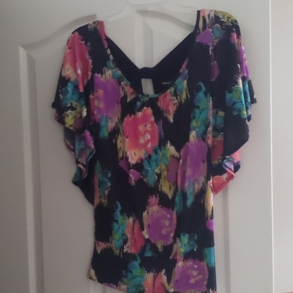 Flutter sleeve floral watercolor shirt with bow on back. Size large